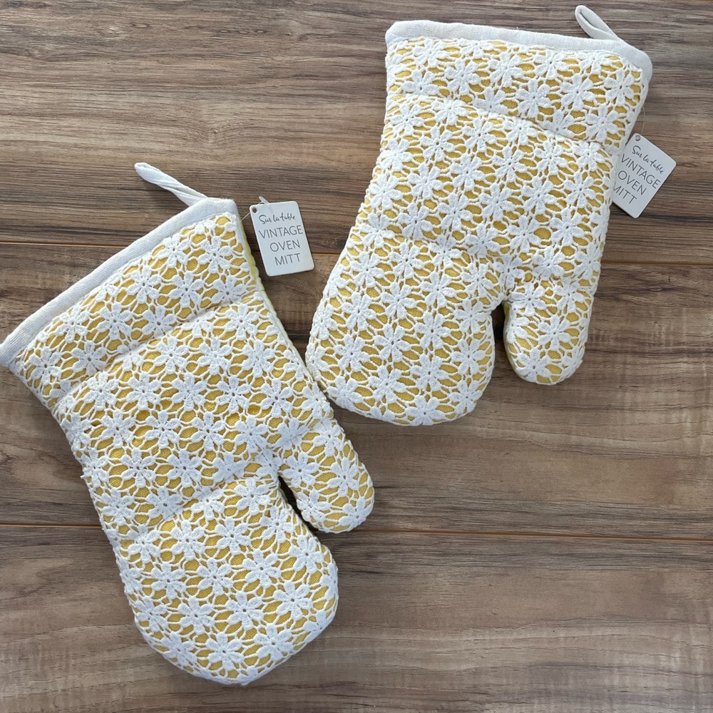 NWT Sur la Table Oven Mitts